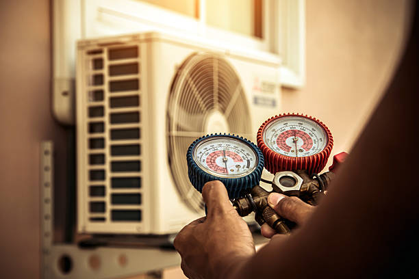 Professional Hvac technician working in Abingdon, IL
